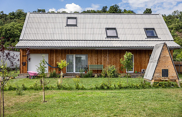 Na dům v Brně finančně nedosáhl, tak si svépomocí postavil dřevostavbu