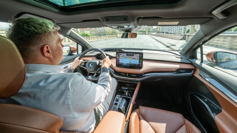 Další bič na nepozorné řidiče. Již brzy se v nových autech objeví kamery sledující rozptýlení