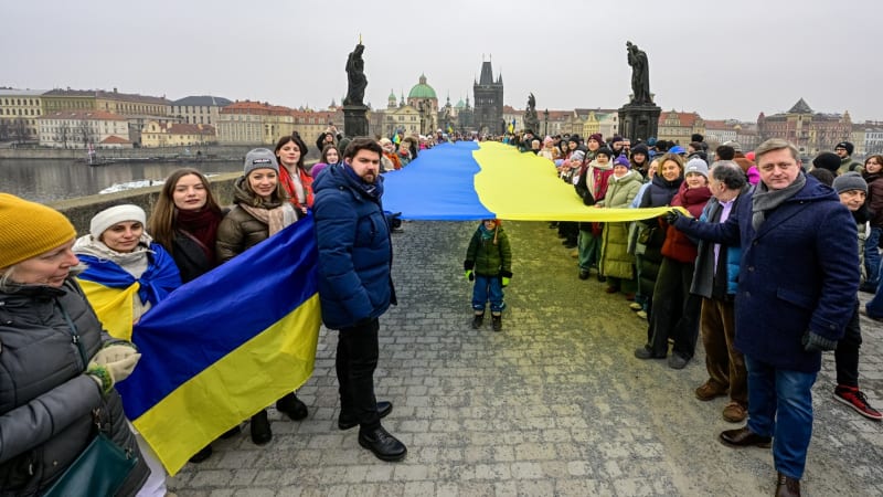 Ukrajinská vlajka přes Karlův most? Zbytečná provokace, rozčílilo Okamuru