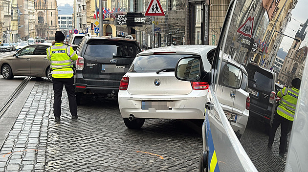 Opilý řidič narazil při parkování do tramvaje. Nadýchal téměř čtyři promile