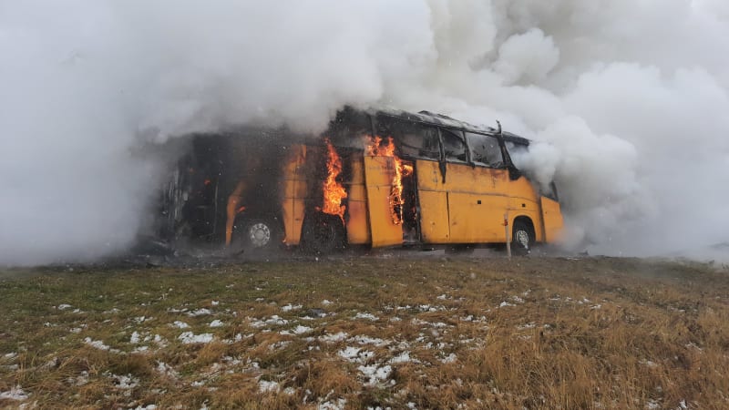 Plameny zachvátily u Prostějova autobus: Policie evakuovala desítky lidí, dálnice stojí