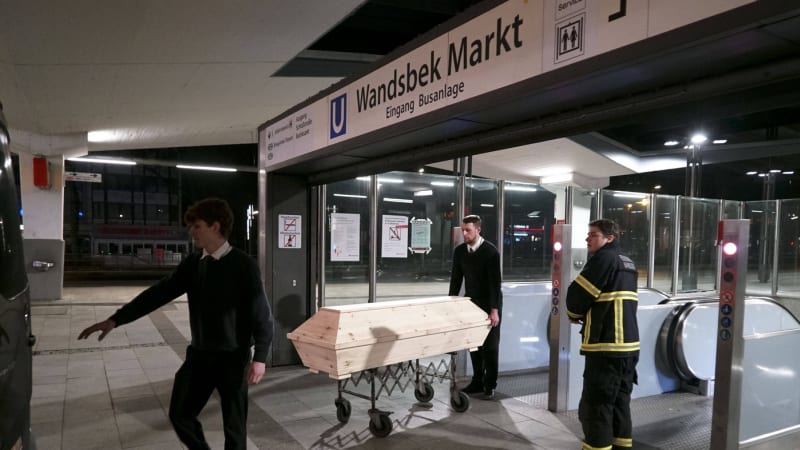 Neštěstí v Hamburku. Afričan strhl dívku pod přijíždějící metro, oba zemřeli