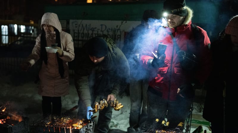 Na Ukrajině velí „generál Mráz“. Jak Ukrajinci přežívají uprostřed zimy bez světla a tepla?