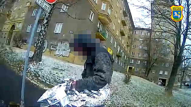 Po Ostravě se v mrazu potuloval muž bez kalhot. Poskytnutou pomoc možná nečekal