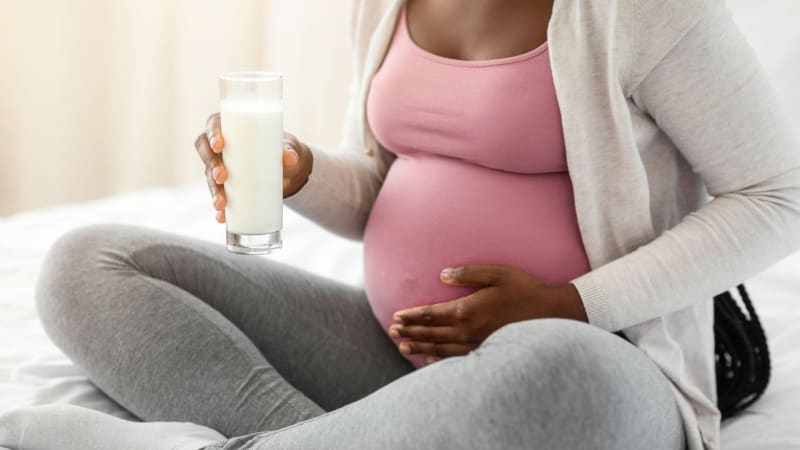 Novorozence zabila zákeřná nákaza. Matka podle amerických úřadů pila v těhotenství syrové mléko