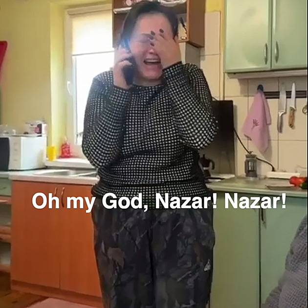 Máš všechno, ruce, nohy? Dojatá matka syna pohřbila, teď se vrátil ze zajetí