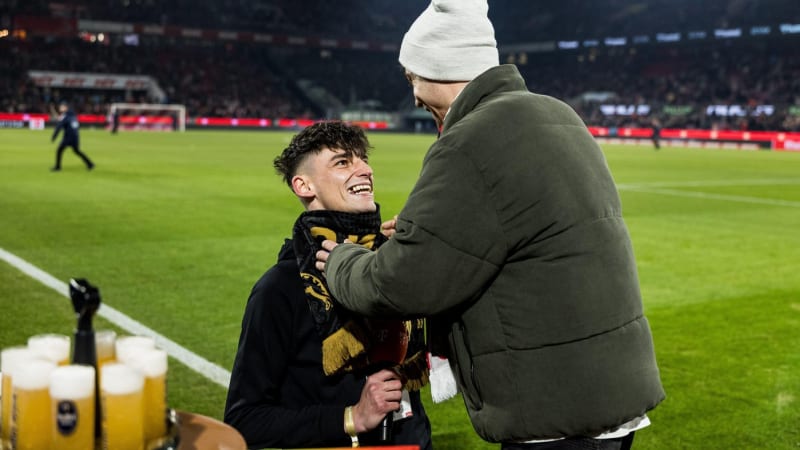 Gay zásnuby na stadionu Bundesligy vyvolaly agresi. Zamilovaného rozhodčího před domem napadli