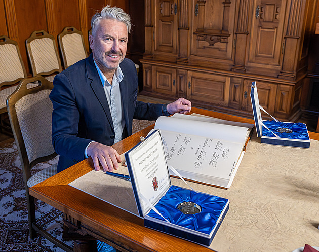 Petra Nedvěda ocenili v Liberci. Prozradil, jak vidí šance českých hokejistů