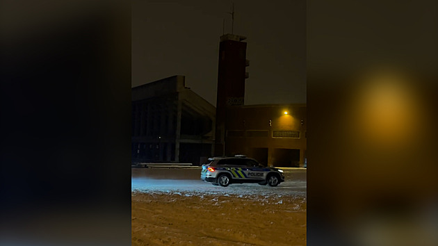 Driftování služebního vozu se řeší jako přestupek, policisté o práci nepřijdou