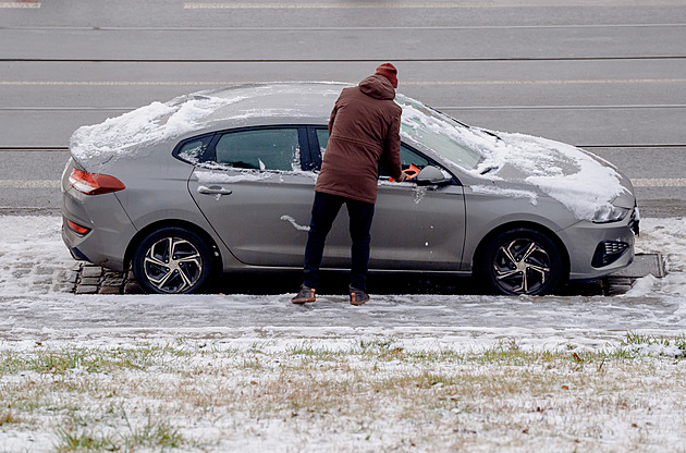 Sníh komplikuje v Moravskoslezském kraji dopravu. Napadlo až 15 centimetrů