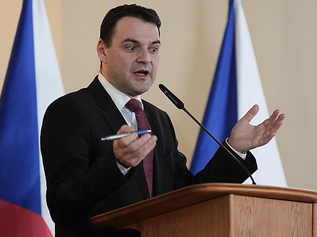 Neshodli se na EU ani Trumpovi. Macinka se přel se Sikorskim a Clintonovou