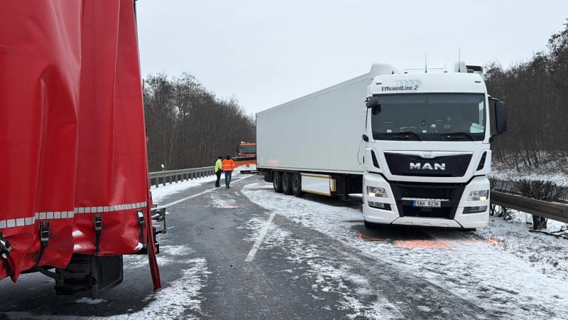 Hazard na D8: Řidič se otočil do protisměru a odjel záchranářskou uličkou. Šílené, uvedl expert