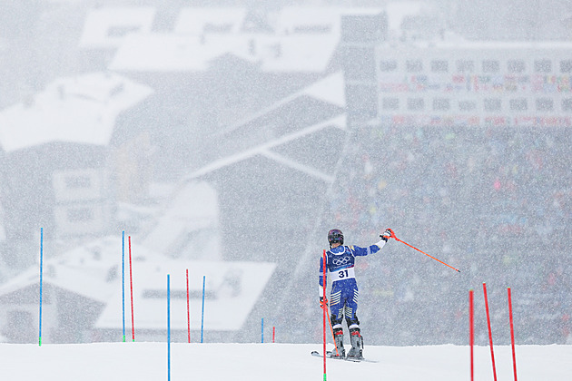 Řecký lyžař pojal olympijský slalom po svém. Nezávodil. Zamával a loučil se