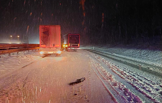 Komplikace kvůli sněhu napříč Českem. D1 ochromily kolony, uvízly tam kamiony