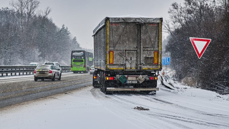 Kalamita trvá, nájezdy na D1 jsou blokované, varovali policisté. Dálnici se už podařilo posypat
