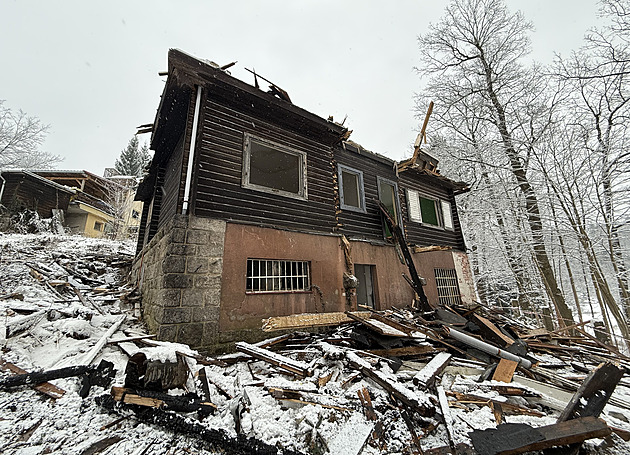 Unikátní chata továrníka Strosse jde k zemi, její osud zpečetil loňský požár
