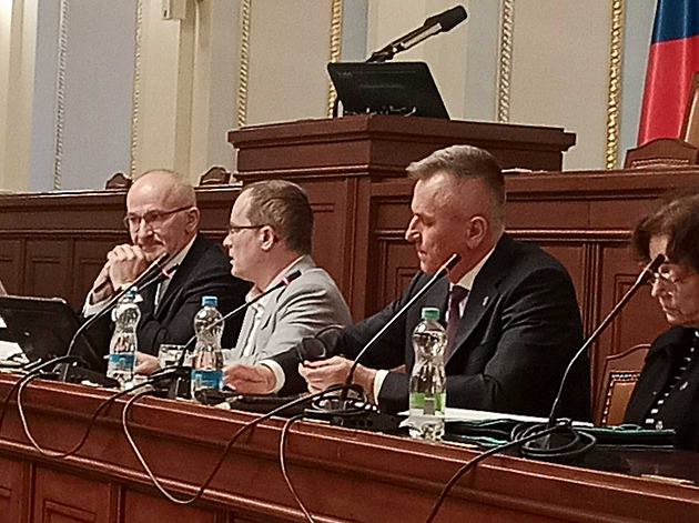 Hrad bude moci utratit částku o 82 milionu korun nižší než loni, kývli poslanci