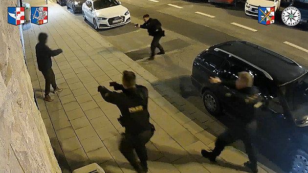 Cizinec hodil po policistech nůž, viní ho z pokusu o vraždu. Video ze zásahu má cenu