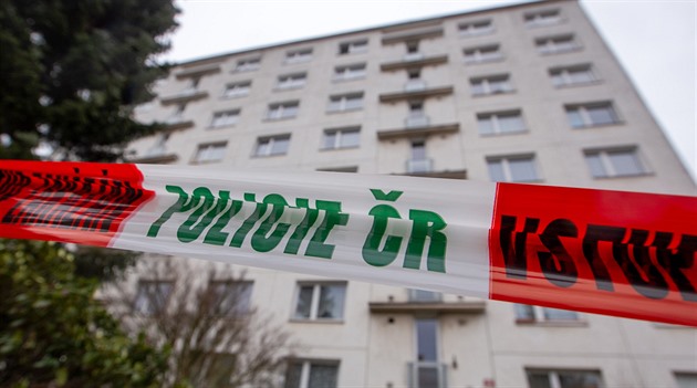 Běsnící muž stříkal slzný plyn, před policisty pak skočil ze sedmého patra