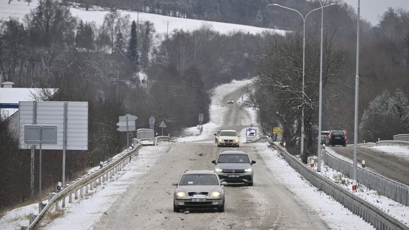 Vážná nehoda u Uherského Brodu. Na místě jsou policisté, klíčový tah na Slovensko stojí