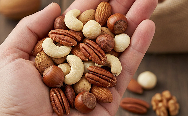 Žluklé ořechy mohou škodit. Naučte se poznat ty kvalitní během pár sekund