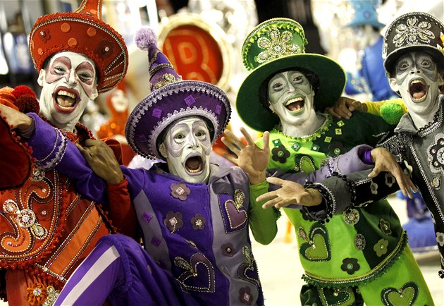 Museli splynout s davem. Zloděje mobilů tak zatkli v masce vraha i superhrdiny