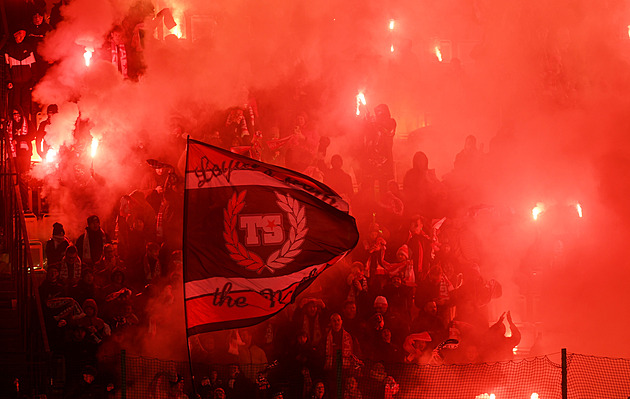 Slavia i Olomouc zase v trestu: pokuty za pyrotechniku a rasistické pokřikování