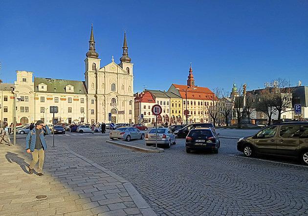 Středověk, nebo moderna? Ve městě se přou, zda schovat auta pod obří náměstí
