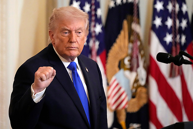 Bomby budou padat všude. Zničíme íránské rakety a námořnictvo, uvedl Trump