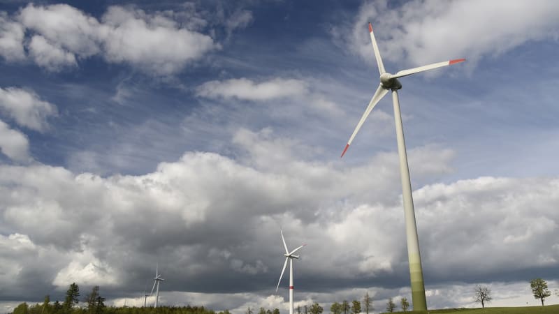 Boj o větrníky v Česku: Turek varuje před „obry“ za domem, experti mluví o nepochopení fyziky