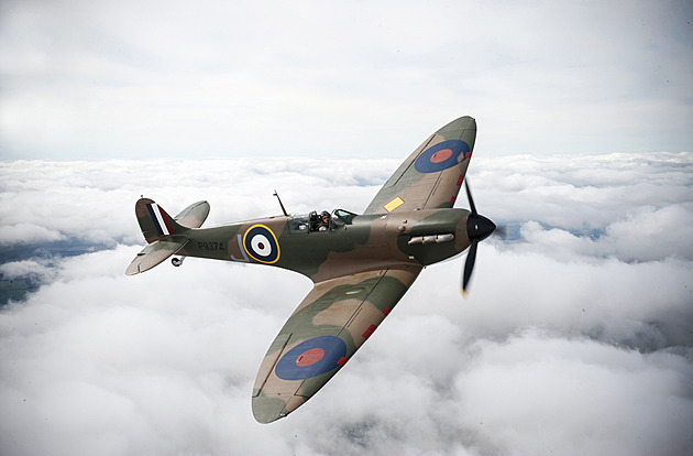 Spitfire slaví 90 let. Víte, proč měl žlutě natřené náběžné hrany křídel?