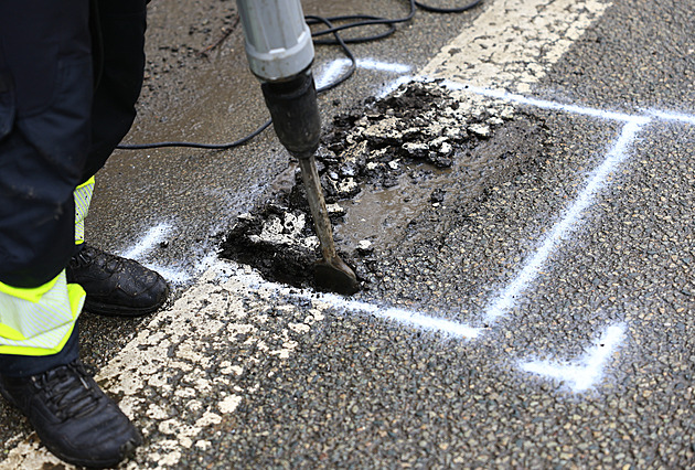 Pozor, projíždíte stavbou. Řidiče v Brně potrápí zúžení Zvonařky i oprava hráze