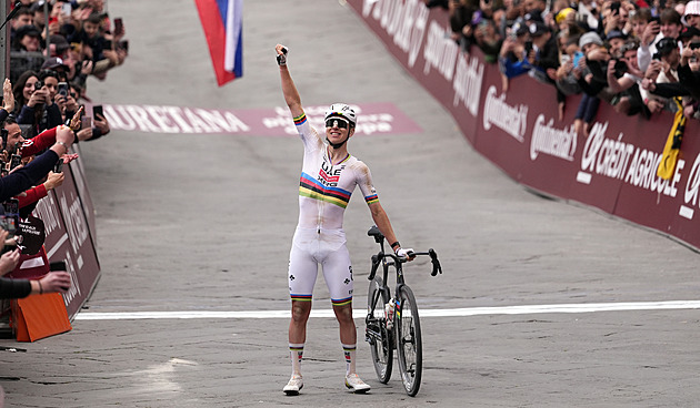 Pogačar a za ním prach. Sezonu zahájil suverénním vítězstvím na Strade Bianche