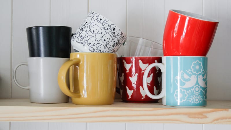 Známý řetězec stahuje v Česku z prodeje hrnky. Mohou být nebezpečné, varuje společnost