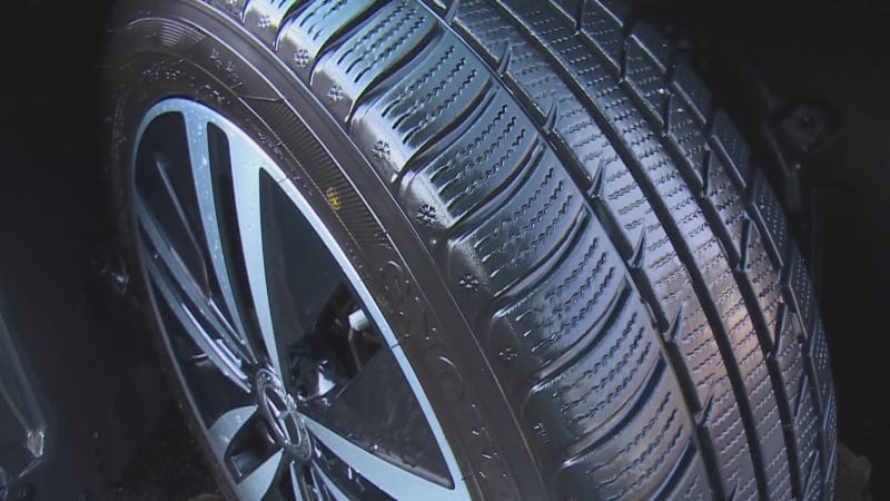 Zima se ještě vrátí, varují meteorologové. Řidičům na letních pneumatikách hrozí tučné pokuty