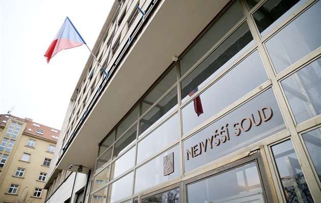 Novorozenec krátce po porodu zemřel. Soud dal rodičům šanci na odškodnění