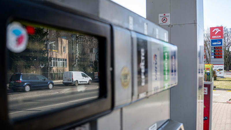 Cena ropy klesá, na pumpách si ale stále připlácíme. Proč tankujeme paliva stále dráž?