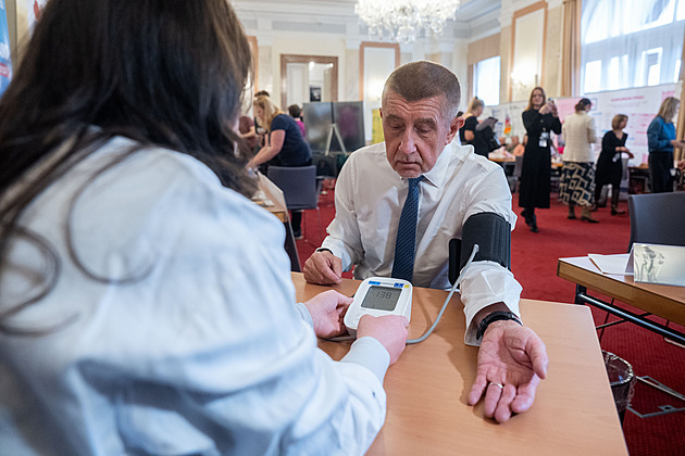 Babiš s tlakoměrem i odhalení rizikových znamének. Na vládě uspořádali Den zdraví