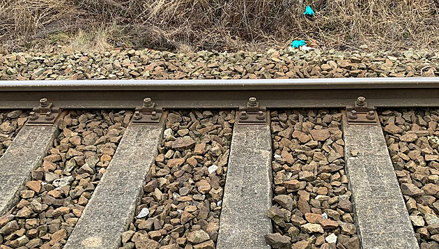 Po srážce s rychlíkem zemřel v Trutnově člověk, provoz na trati je přerušen