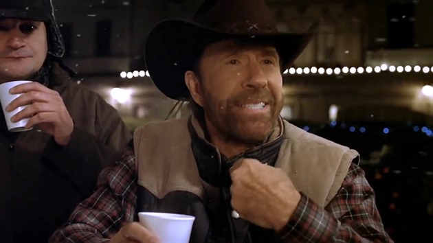 Legendární Chuck Norris byl tváří českého operátora. Skolilo ho zabíjení kapra