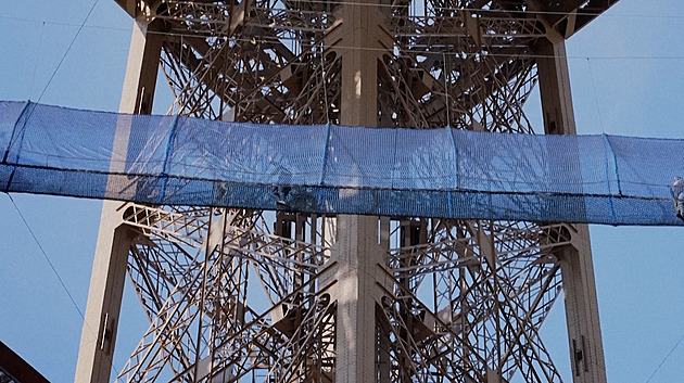 Adrenalin nad Paříží. Na Eiffelově věži otevřeli visutý most pro turisty