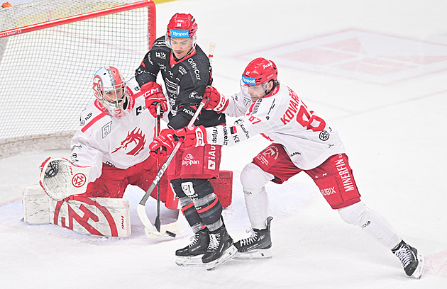 ONLINE: Pokračují čtvrtfinále. Liberec hostí Vary, vyrovnat chce i Hradec proti Třinci