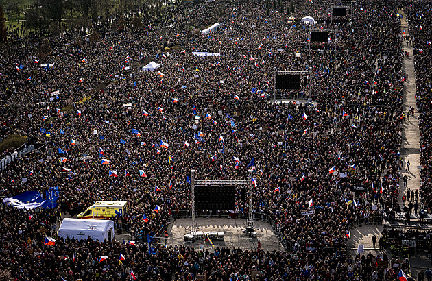 Letnou zaplnil protest proti vládě. Svěrák vyzval k obraně veřejnoprávních médií