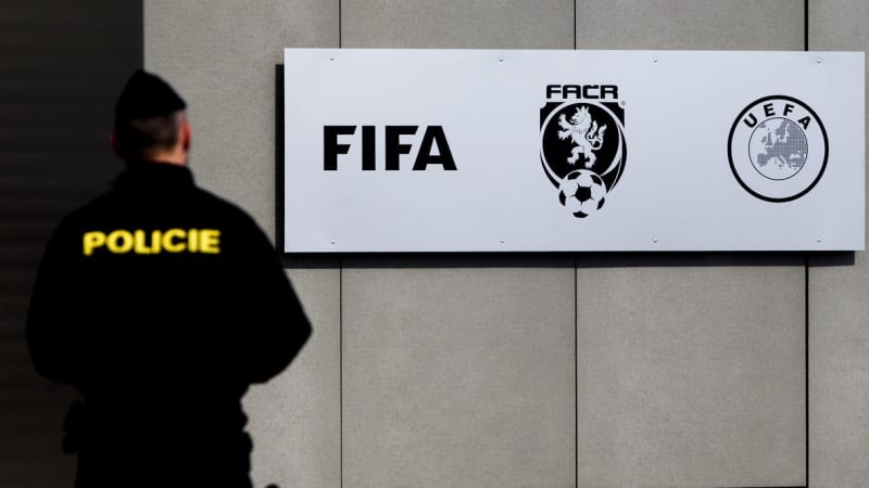 Obří zátah kvůli korupci ve fotbalových utkáních. Policie zadržela už desítky lidí