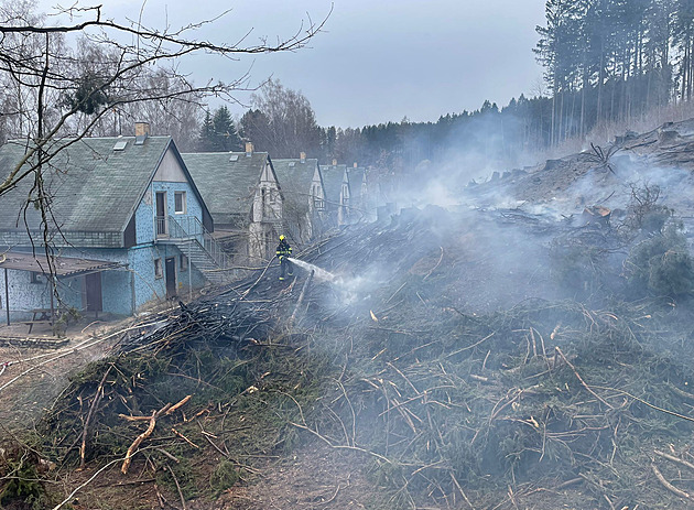 Lesní požár na Turnovsku málem pohltil i chaty. Hasiči už znají příčinu