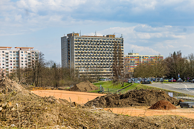 Zelená zeď chybí. U rušné Milety roste hypermarket, park bude za dva roky