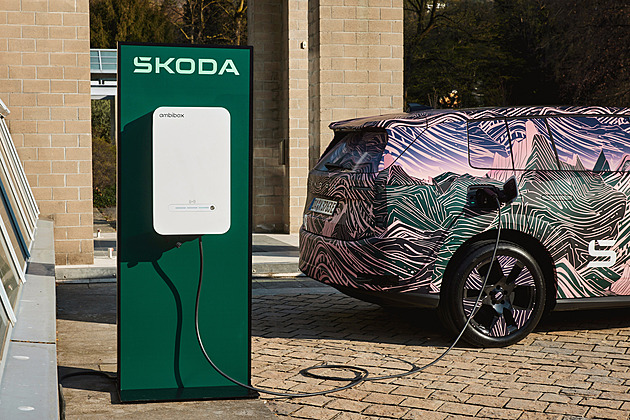 Projeli jsme novou škodovku, ještě než odloží maskování. Peaq má obří kufr