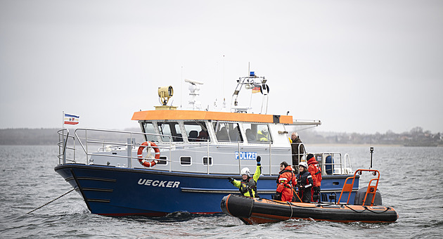 U Německa znovu uvázla velryba. Záchrana se nedaří, zvíře bojuje o život