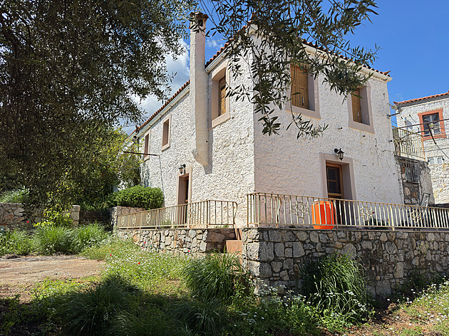 Našli to pravé Řecko. Vysněný dům básníka si koupili za cenu garáže v Praze