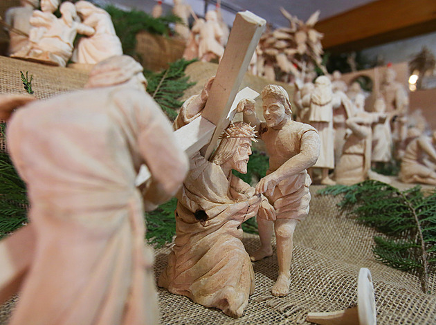 Unikátní pašijový betlém najdete v garáži. Jeho součástí je i ukřižování Krista